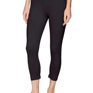 🆕 Danskin Signature Capri Leggings in rich black (NWOT)